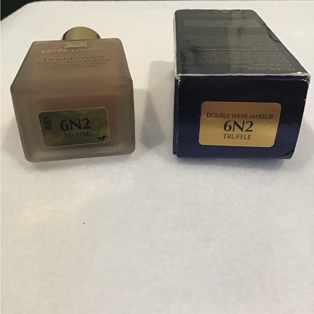 Estee Lauder double wear stay in place makeup. - Picture 3 of 7